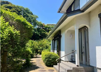 Nature-inspired retreat in Zushi with zen garden